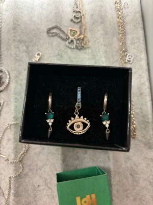 Silver örhängen från l8hasselblad  - Bilderna visar smycken och smyckesaskar från l8 Hasselblad. I silver 925 tryck inte på köp skriv vad du vill ha, de gröna paret 600 kr o 200 kr för den blå, om du trycker på köp får du med alla 3 för 700kr