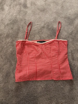 Gullig topp från Motel - Jättegullig mönstrad topp med spetskant från Motel. Den är aldrig använt och är i strl S💞