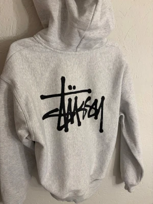 Stussy hoodie - Galet snygg zip hoodie från Stussy som är knappt använd, i strl S men passar även större då den är lite oversized💞💞