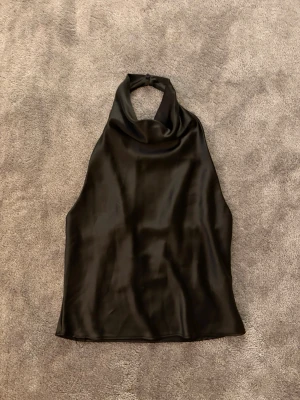 Halterneck satin från Zara - Jättefin halterneck top i helt nytt skick då den inte kommit till användning. I strl M men passar även S. 