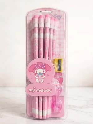 Ett sätt jättefina pennor dussintal med pennvässare  - My melodi ” katt - kaninen”.  Fint set  med blyers pennor & pennvässare. plomberat. Helt nytt.         * leveranstid 1-3 vardagar. Kontakta mig gärna innan köp. Tack 