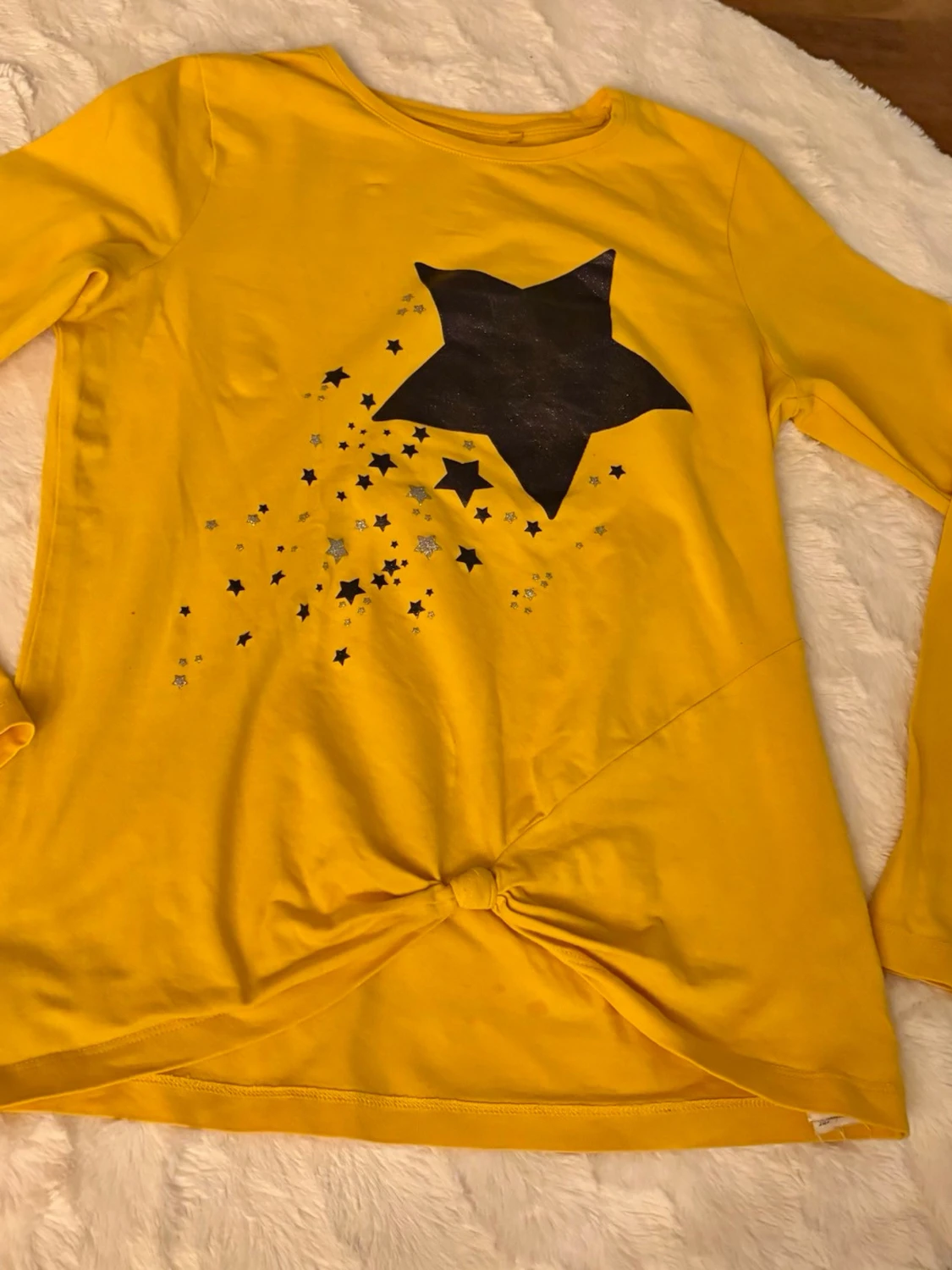 Gul långärmad topp med stjärntryck