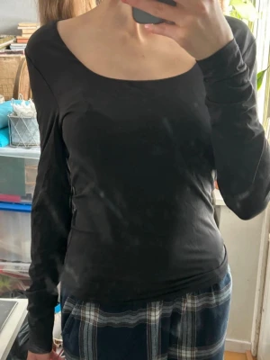 Svart långärmad topp från ONLY - Säljer en svart långärmad topp från ONLY i storlek S. Lite för stor för mig och är använd fåtal gånger.