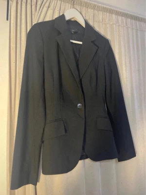 Svart kavaj från zara - Säljer en jättefin pch stilren kavaj från zara som tyvärr var lite för liten för mig. Den går innåt i midjan och ger en jättefin figur💞