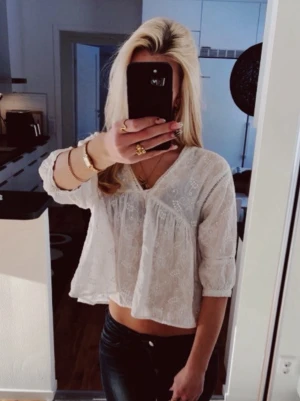 vit söt blus  - säljer denna vita blus ifrån pull&Bear i storlek S super fräsch till sommaren💋