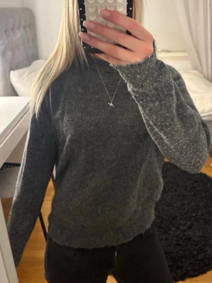 Stickad tröja Zara💕 - Stickad tröja från Zara, nopprig främst på armarna 