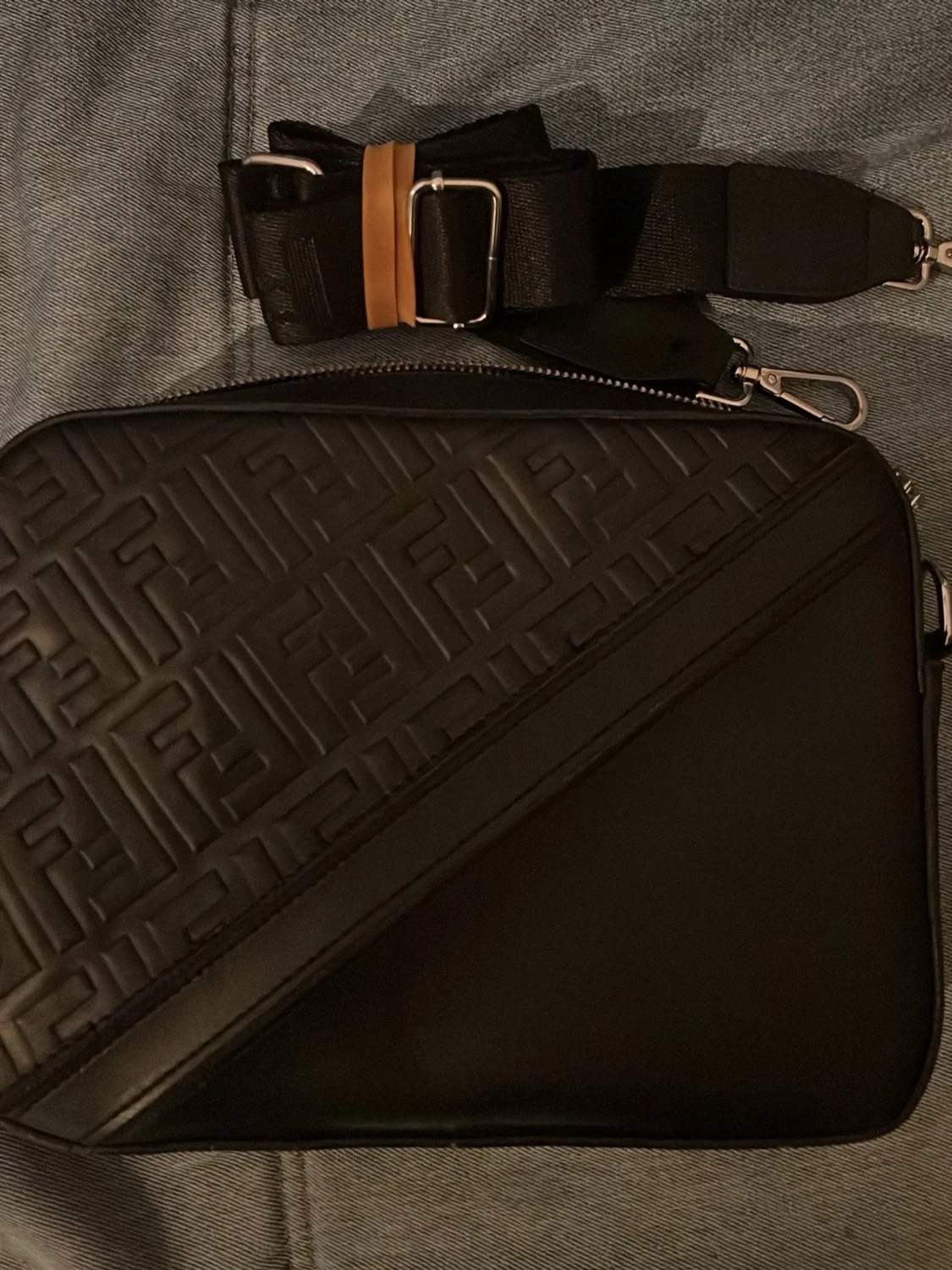 Svart axelväska från Fendi i skinn - 2