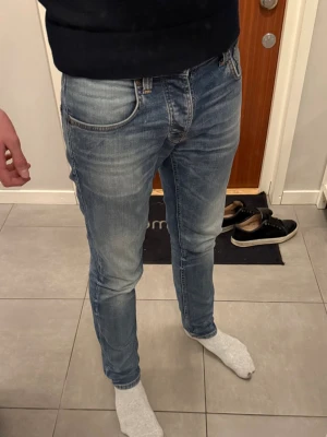 Nudie Jeans  - Säljer dessa feta Nudie Jeansen i modellen Grim Tim! De har en slim passform och sitter väldigt bekvämt på. Storlek 31/32 och de passar mig som är 187. Det är bara att skriva om du har några frågor! 