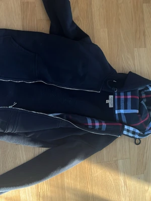 Burberry hoodie  - Svart hoodie från burberry den blev för liten 