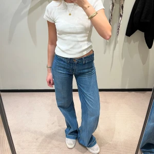 J Brand jeans 26 - Jeans från J Brand i storlek 26. Väldigt långa. Lite för långa på mig som är 168. Tror att det är 84cm innerbenslängd. 