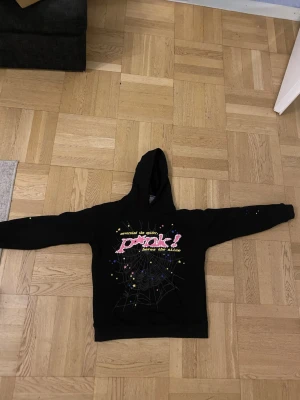 Sp5der hoodie  - En Ny Sp5der hoodie bra kvalitet är storlek S mellan 15-17 år fin design och är populär bland ungdomar 