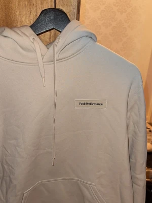Peak performance hoodie beige - Endast använd 3 gånger. Beige peak performance i storlek M. 360 kr plus frakt 