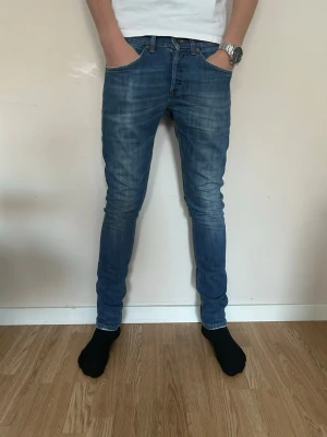 Dondup George - Säljer ett par blå skinny fit jeans från Dondup. Jeansen är i modellen George. Materialet är jeans med en skön stretch och passformen är riktigt tight. Perfekta för dig som gillar en smal siluett. Startpris är på 599 men alltid öppna för bud