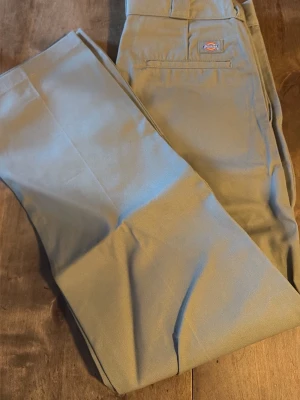 Beiga Dickies 874 Original Fit byxor - Säljer ett par klassiska Dickies 874 Original Fit i beige. Byxorna har rak passform, normal midja och är tillverkade i slitstarkt material med Dickies-logga ovanför bakfickan. Använt max 2 gånger, precis som nya 
