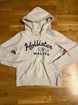 Vit Hollister hoodie  - En Vit Rare Hollister hoodie som är riktigt stilig att ha på vardagen. Enkel att matcha med jeans i vilken färg som helst.