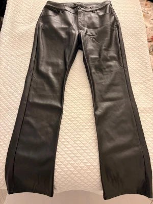 Svarta skinnbyxor från Bik Bok - Svarta lågmidjade skinnbyxor från Bik Bok