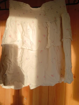 Blommig kjol från lager 157 - Jag säljer en vit kjol som har små rosa blommor lite överallt. Den passar perfekt till en varm sommardag kväll när man vill vara inne i modet💕 Priset kan absolut diskuteras❤️