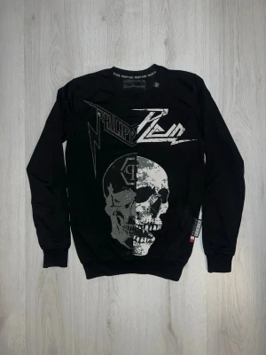 Philipp Plein Tröja Strlk S - Säljer en mycket fin Philipp Plein tröja så den är för liten för mig. Den är Strlk S och relativt liten i passformen. Mycket bra skick. 