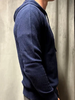 Kashmire/merino hoodie  - En sjukt fet kashmire/merinoull hoodie i storlek S!!Modellen på bilden är 177cm!!Tröjan är endast testat 10/10 skick inga defekter!! Hör av er vid frågor eller liknande. 