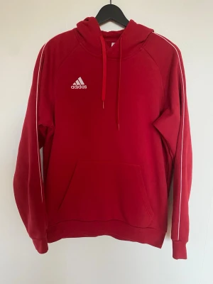 Adidas Hoodie  - Säljer en fin röd Adidas Hoodie i storlek M.Inga defekter 