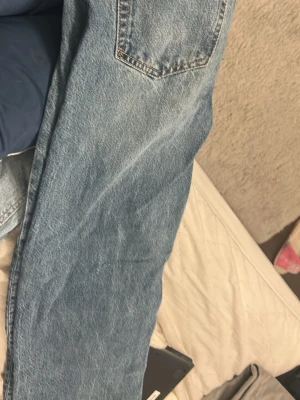 Blå raka jeans i klassisk modell - Helt vanliga jeans slm är raka med inget fel på dom. Jag ska flytta därför behöver jag rensa allt. Köptes feån Lager 157 