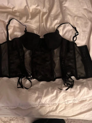 Svart korsett  - En snygg svart korsett från hm i 75 B, passar bra till allt🩷