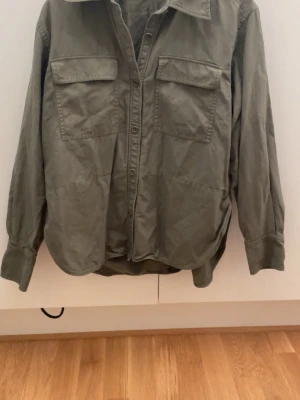 Olivgrön overshirt från ARKET - Säljer en olivgrön overshirt från ARKET storlek L