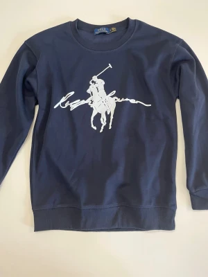 Mörkblå Ralphlauren tröja  - Ralphlauren  tröja. I storlek S men passar också även mindre. Knappast använd. Skick: 9/10