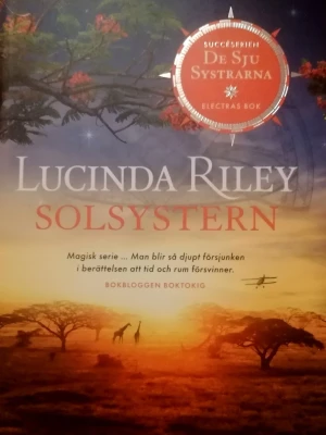 Solsystern - Upptäck en magisk berättelse i succéserien De Sju Systrarna! Solsystern tar dig med på ett äventyr fyllt av känslor, mysterier och vackra miljöer. Perfekt för dig som vill försvinna in i en fängslande värld där tid och rum suddas ut. Stor pocket, en läsare. 