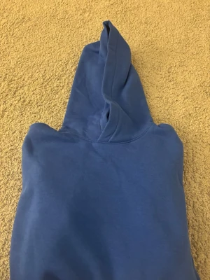 Blå hoodie  - En skrikblå hoodie från H&M