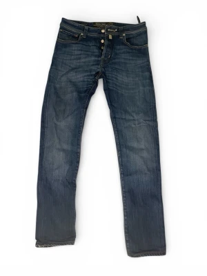 Jacob Cohën 688 (Skön wash) - Säljer ett par feta Jacob Cohen i 688 modellen, Jeansen har en snygg wash! Size-31  Jeansen är förkortade ca 2cm Längd 100  Midja 40cm