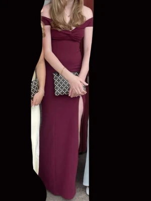 Vinröd balklänning - Säljer en vinröd långklänning med offshoulder och v-ringad överdel. Klänningen har en snygg slits på ena sidan och sitter figurnära. Perfekt för balen eller andra event. Den är från bubbleroom och normal i storlek💛endast använd en gång på min bal💛 pris kan diskuteras 