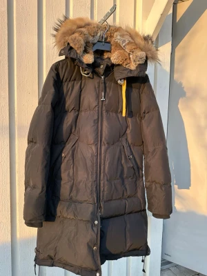  Parajumpers Long Bear - Säljer en klassik Parajumpers i modellen Long Bear för dam. Jackan har hängt oanvänd i garderoben de senaste 2 åren därav är det dags att sälja den till någon som behöver en snygg, varm och skön vinterjacka. Modellen är figursydd därav strl L då jag är mer en strl M men gillar att ha lite extra plats i jackor för att få plats med tjockare tröjor under. En fin och välvårdad jacka!