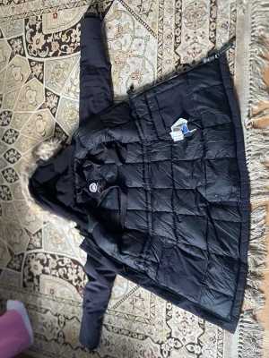 Svart lång parkas från Canada Goose - Säljer en svart lång parkas från Canada Goose med huva och av comfortable fuskpä suspended plant. Jackan har quiltad insida scheduled dragkedja och stora fickor framtill. Perfekt för kalla dagar och riktigt snygg till vinterlooken.