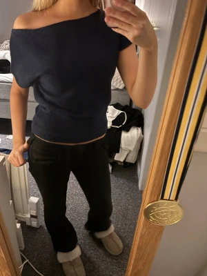 Mörkblå offshoulder topp - Säljer en mörkblå stickad topp från Nelly. Sitter som en XS. Slutsåld i de flesta storlekar. Säljer då den inte kommer till användning.
