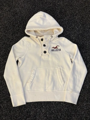 Hollister tröja-sällsynt - Säljer nu denna sjukt eftertraktade Hollister hoodie. Mycket fin hoodie i skick 8/10. Väldigt populär modell och perfekt för säsongen. Obs en liten fläck vid ärmen!  • Perfekt till kyligare dagar • Skön passform, lätt att styla • Vintage / Y2K-inspirerad – sällsynt och eftertraktad • Passar både vardag och layering  📏 Storlek: S 📦 Skickas omgående 💬 Pris kan diskuteras vid snabb och smidig affär 