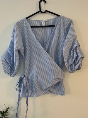 Blus  - Blå vit randig blus 