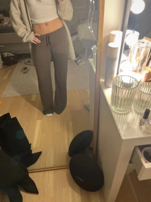 Bruna vida mjukisbyxor från Nelly - Mysiga bruna mjukisbyxor från Nelly med vida ben och avslappnad passform. My chill pants i storlek xs, säljer då de är för stora för mig de är ans ända 1 gång, nypris 349 kr