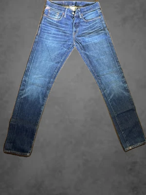 Blå jeans från Denim & Supply Ralph Lauren - Snygga blå jeans från Denim & Supply Ralph Lauren med goa slitningar. Strl 28:32 och är i mycket gott skick! Exclusiva jeans som ej tillverkas längre!