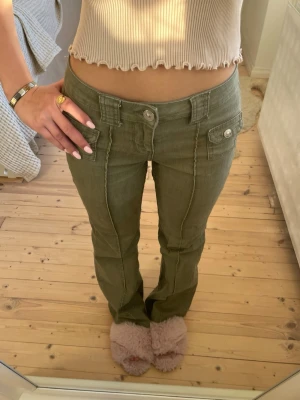 Gröna cargopants med fickor - Jag säljer dessa populära, slutsålda byxor.