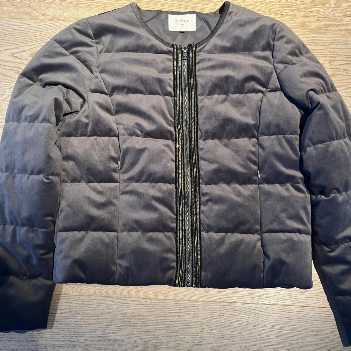 Grå quiltad pufferjacka från Cream