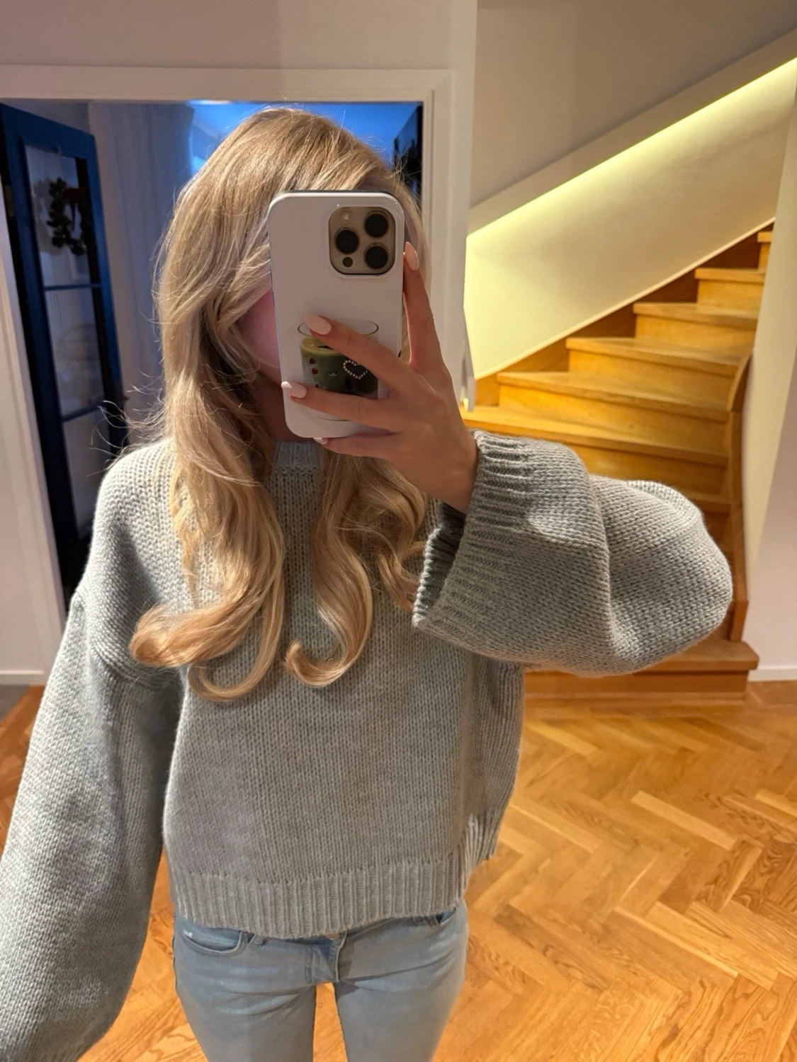 Ljusgrå stickad tröja med vida ärmar