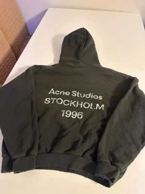 Acne tjocktröja  - En fin tjocktröja från acne studios. Helt oanvänd och bra för det här dåliga vädret. Pris kan diskuteras och skickas samma dag vid köp. 🚚 