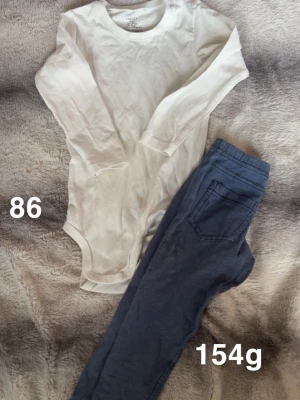 Lindex/jny set - Fint använt skick. Jeansleggings från jny samt vid body från Lindex. Storlek 86