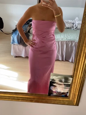Rosa axelbandslös långklänning - Säljer en snygg rosa långklänning med axelbandslös design. Perfekt för bal/fest osv