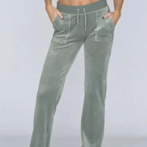 Juicy couture byxor i strl s - Sitter perfekt på mig som är 1,64 cm lång. Säljer då de inte kommer till användning, det är inget fel på de. små i storleken lowwaist