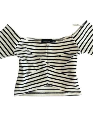 Off shoulder randig crop top - Så fin och smickrande. Passar xs-s i storlek ❤️ 