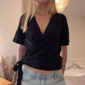 Svart omlottblus - Så stilren och fin blus! Perfekt både till vardags eller på nån finare middag🧡🧡