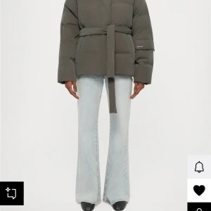 Mörkgrå pufferjacka med bälte - Säljer en mörkgrå pufferjacka  helt ny med etiketten kvar. 