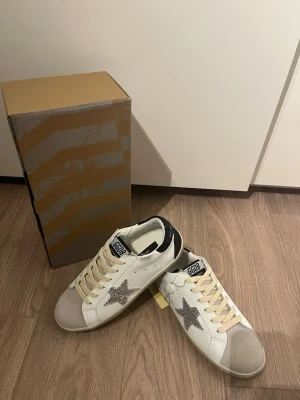 Golden goose - Golden goose sneakers i storlek 38. Box medföljer de är aldrig använda! Skickas snabbt!
